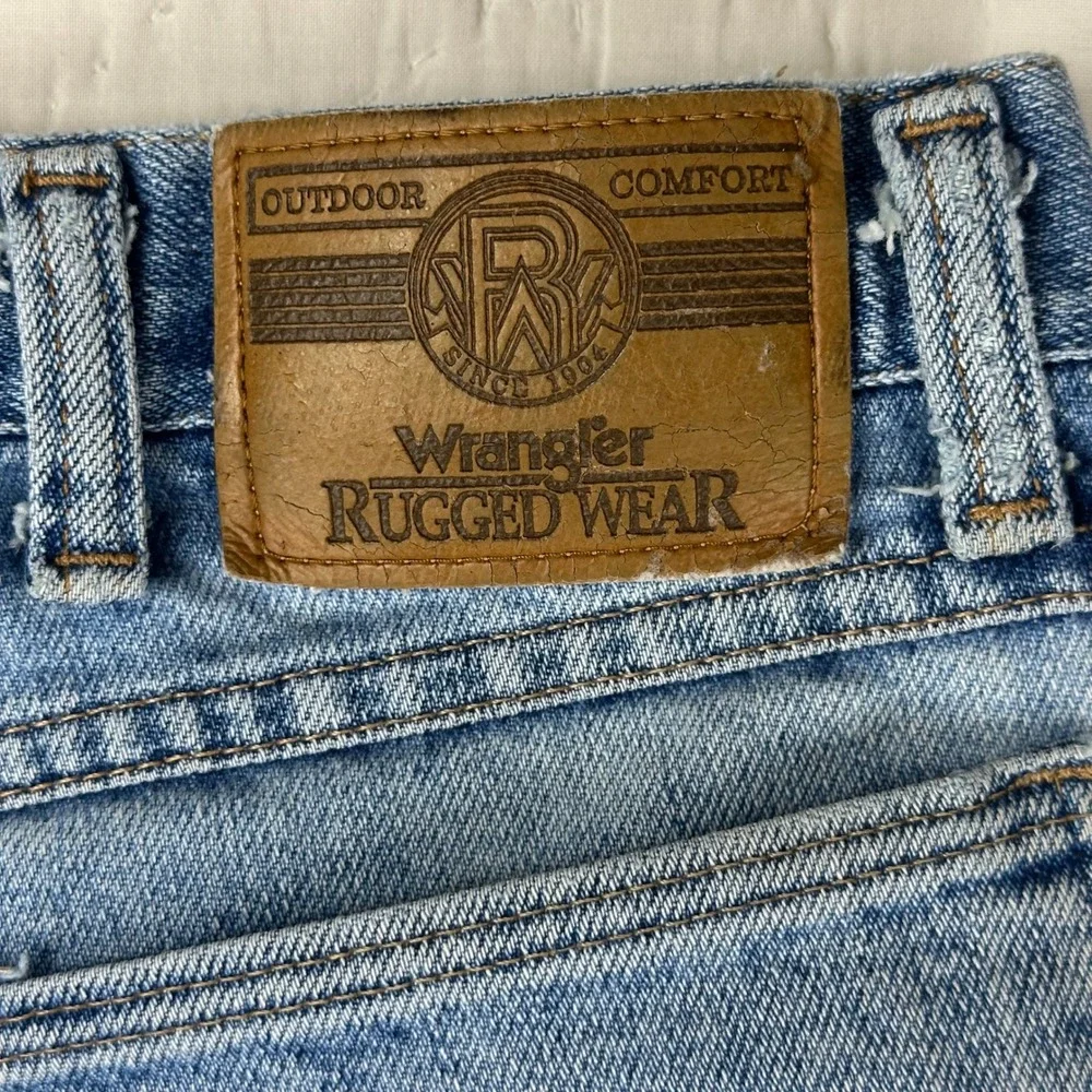 Wrangler Rugged Wear Mens Light Wash Distressed‎ Relaxed Jeans 32x27.5 VTG